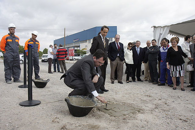 El consejero de Obras Públicas y Ordenación del Territorio, José Ballesta, y el alcalde de Yecla, Juan Miguel Benedito, colocan la primera piedra de las obras de acondicionamiento de la carretera de Almansa, la RM-426