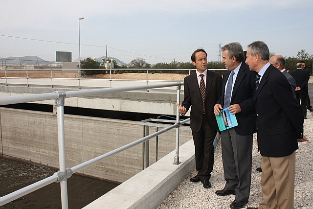 El consejero de Agricultura y Agua, Antonio Cerdá (c), el alcalde de Yecla, Juan Miguel Benedito (i) y el director general del Agua, Miguel Ángel Ródenas, tras la inauguración del tanque de tormentas de Yecla puesto en marcha con las últimas lluvias caídas en el municipio.