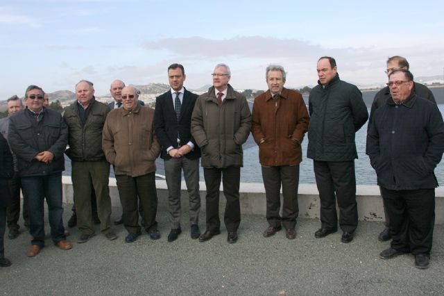 El Presidente de la Comunidad Autónoma inaugura el embalse que permitirá aprovechar para regadío las aguas de la depuradora de Yecla