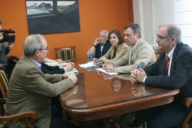 La consejera de Sanidad confirma la puesta en marcha de una consulta oncológica en Yecla para evitar traslados y mejorar la asistencia a pacientes con cáncer