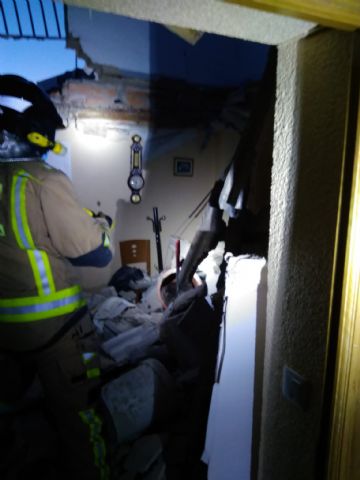 Trasladan al hospital a dos heridos al colapsar la terraza de su vivienda