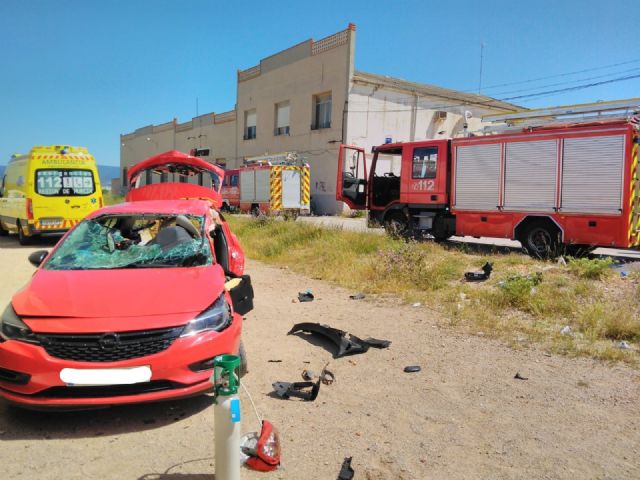 Rescatados y trasladados al hospital a dos heridos de un turismo en accidente de tráfico ocurrido en Yecla