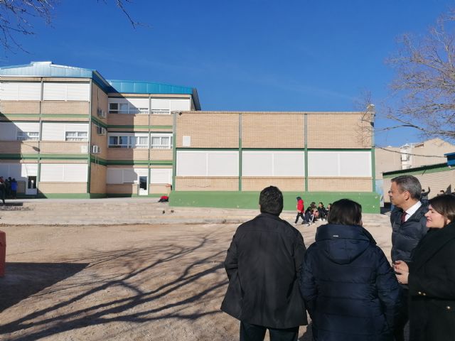 La consejera de Educación visita las obras para la retirada de fibrocemento en el colegio Méndez Núñez de Yecla