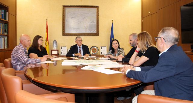 Urrea mantiene una reunión con la alcaldesa de Yecla