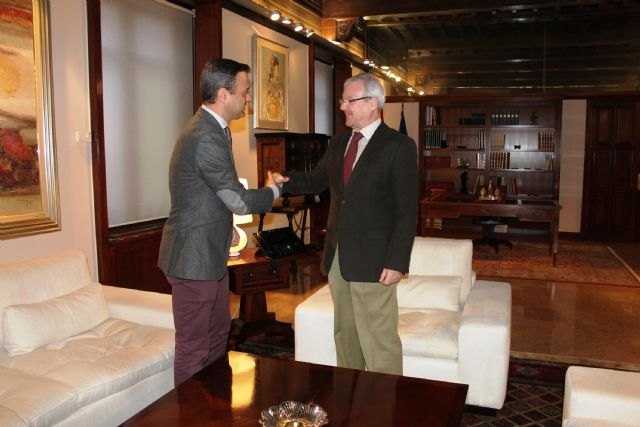 El presidente Ramón Luis Valcárcel recibe al Alcalde de Yecla Marcos Ortuño