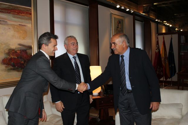 El jefe del Ejecutivo murciano recibe al presidente de la Asociación Regional de Empresarios de la Madera (Arema)