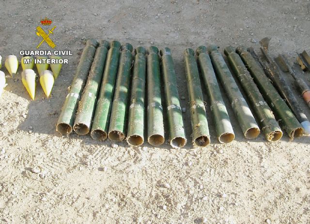 La Guardia Civil destruye 15 cohetes granífugos hallados en una vivienda de Yecla