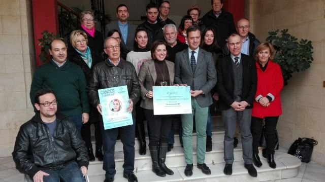 La investigación en cáncer en la Región ha recibido 10.500 euros de los vecinos de Yecla desde 2015