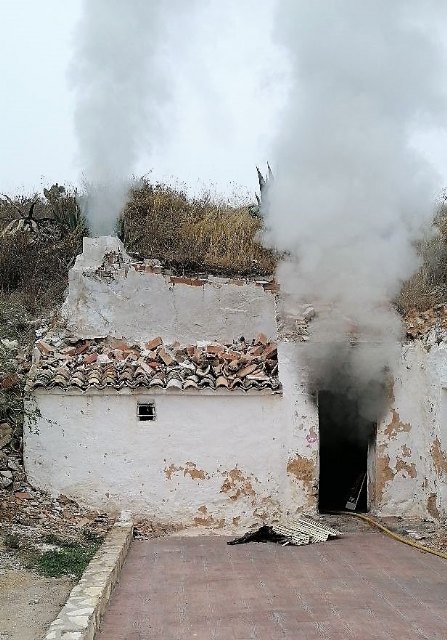 Incendio en una casa cueva en Yecla