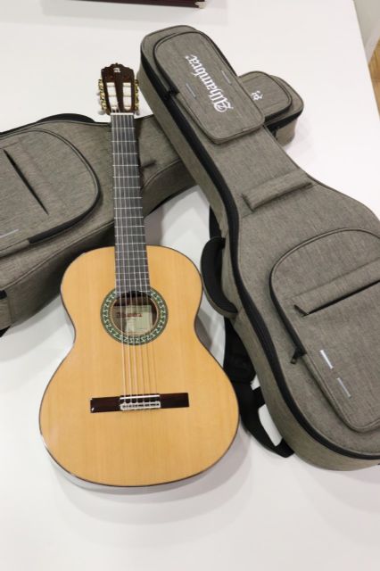 Muebles Nogal Yecla dona dos guitarras para la Escuela de Música