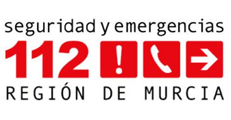 Servicios de emergencia atienden y trasladan al hospital 'Virgen del Castillo' a un herido por una colisión entre un coche y una moto en la Carretera de Villena, Yecla