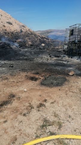 Incendio en terreno agrícola en el paraje Umbría del Factor en Yecla