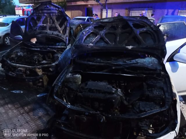 Bomberos apagan un incendio de un vehículo en Yecla