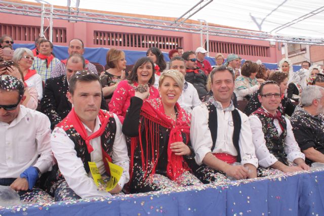 La consejera de Cultura asiste en Yecla a la cabalgata de carrozas de las fiestas de San Isidro