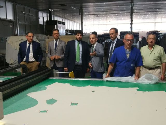 López Miras visita las empresas ´Verdú´ y ´Pedro Ortiz Sofás´ ubicadas en Yecla