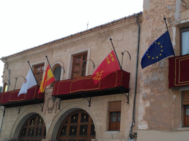 Las banderas del Ayuntamiento de Yecla a media asta