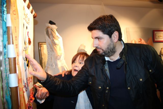 López Miras inaugura la exposición ´La pintura de los hilos´, de Manola Puche